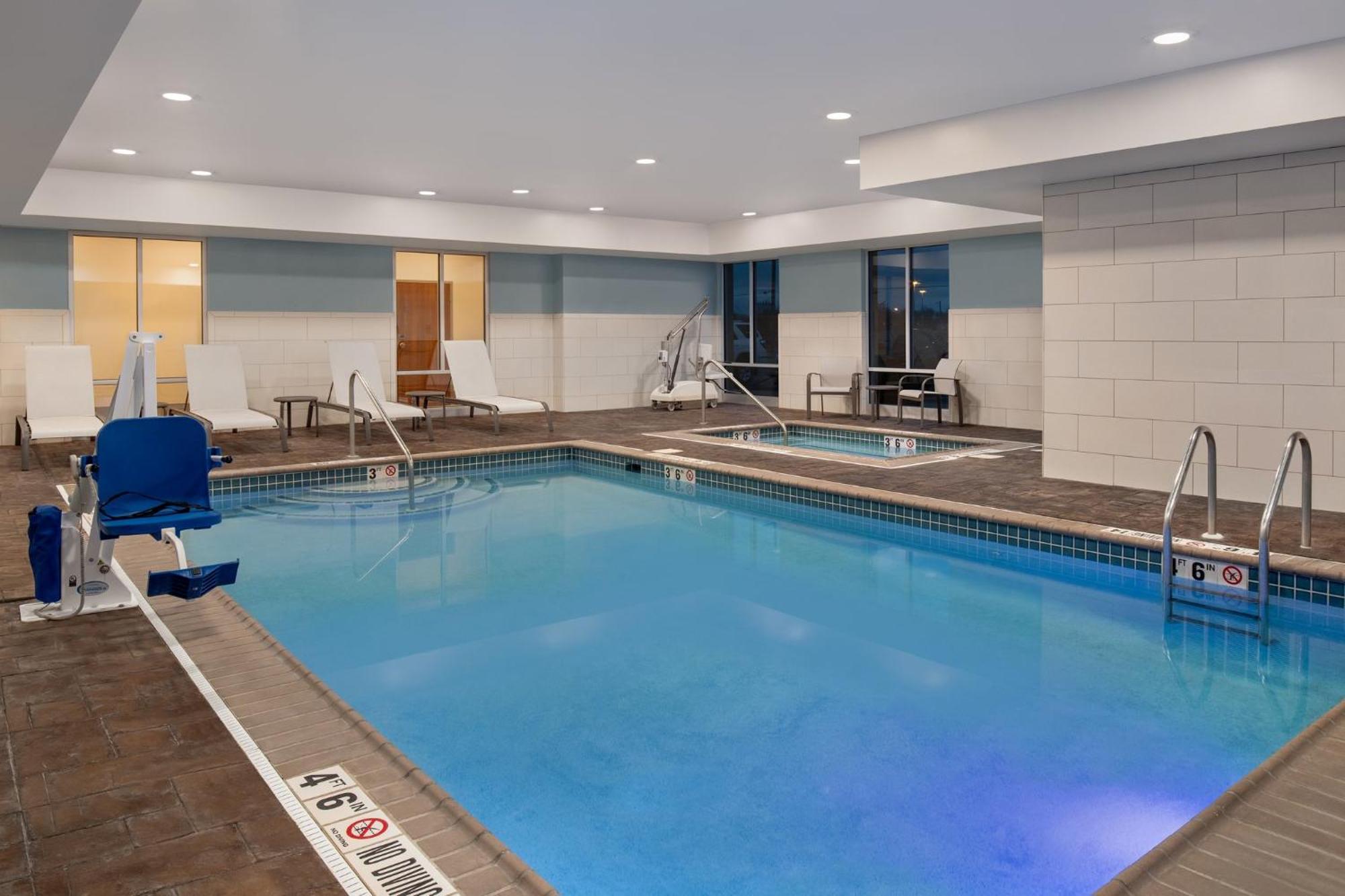 Holiday Inn Express Hotel & Suites Terre Haute By Ihg Ngoại thất bức ảnh