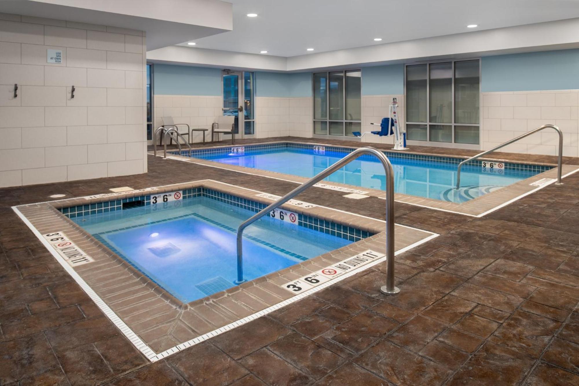 Holiday Inn Express Hotel & Suites Terre Haute By Ihg Ngoại thất bức ảnh
